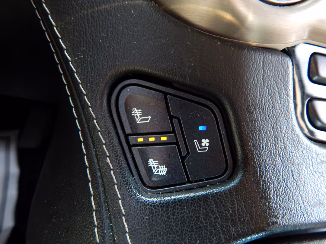 2017 GMC Yukon XL - 1GKS2HKJ6HR380450 - Image #28